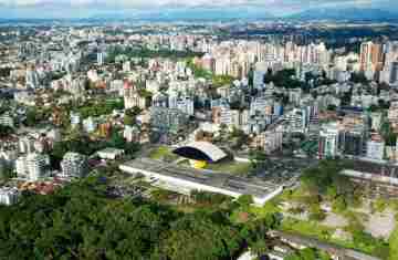 Com Curitiba na liderança nacional, Paraná tem 244 cidades com saldo positivo de empregos em 2026